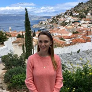 Meet your Posher Anastasia 🌹🌷🌺🌸